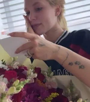 Virginia surge envergonhada após receber buquê de flores: 'Amo'
