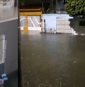 [Vídeo] Transbordamento gera novos transtornos em rua no bairro do Prado