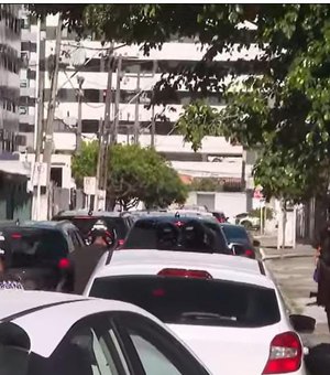 Fios caídos no chão deixam trânsito lento no bairro Jatiúca, em Maceió