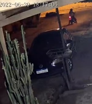 [Vídeo] Criminosos de moto roubam celular de mulher que estava sentada na frente de casa