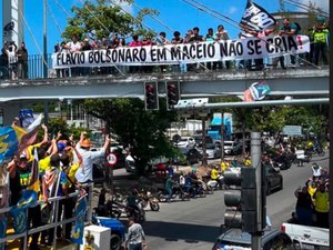 Fleming participa de protesto contra Flávio Bolsonaro e faz panfletagem na Ufal