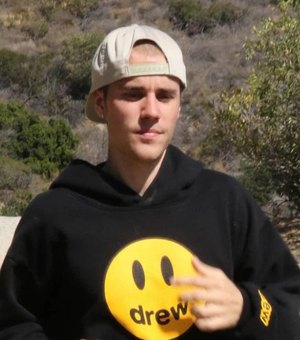 Recém-lançada por Justin Bieber, pantufa que leva a assinatura do cantor já esgotou