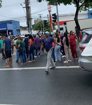 [Vídeo] Funcionários do Hospital Veredas bloqueiam Fernandes Lima por falta de pagamento