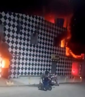 [Vídeo] Três pessoas são resgatadas de incêndio de grande porte em borracharia de Penedo