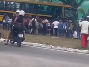 Ônibus escolar colide com árvore em Paulo Afonso-BA