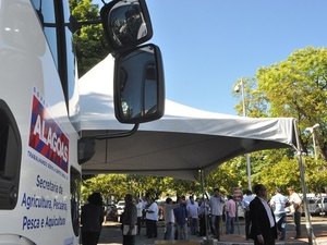 Governo entrega caminhões-pipa a cinco municípios