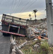 Caminhão carregado de cimento tomba na AL-101 Sul, entre o Francês e Barra de São Miguel