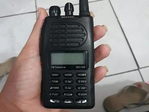 Homem é preso com arma, farda da guarda municipal e oito rádios de comunicação