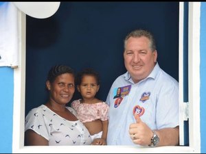 Henrique Vilela entrega mais uma moradia de programa habitacional