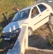 Carro fica pendurado às margens de viaduto na AL-220, em Arapiraca