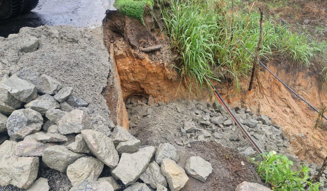 DER contém erosão em acostamento da rodovia AL-210, entre Viçosa e Cajueiro