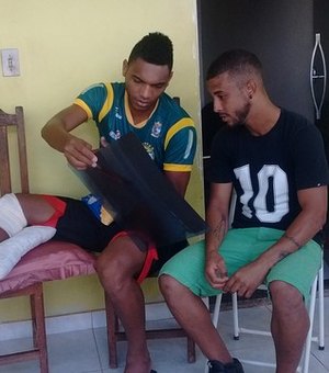 'Peço perdão', diz lateral-esquerdo que fraturou perna de zagueiro no Tocantins