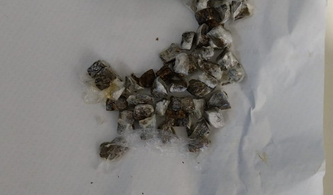 Mulher é presa tentando entrar em presídio com drogas no ânus