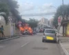 [Vídeo] Carro pega fogo em rua do bairro de Cruz das Almas, em Maceió