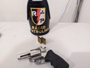 Após suposta ameaça e agressão à companheira, homem é preso com arma em Arapiraca