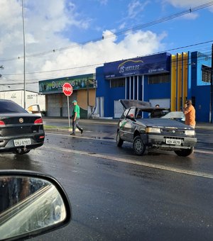 Acidente entre carros deixa homem ferido no Tabuleiro do Martins