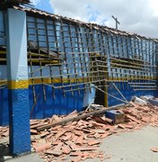 Parte do teto de escola municipal desaba e fere aluno em Arapiraca