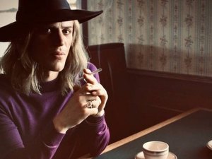 Divulgada primeira foto de Johnny Flynn como David Bowie
