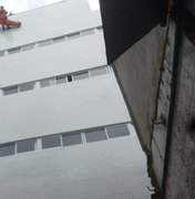 Homem é resgatado após cair de altura em construção no bairro do Farol