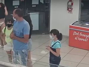 Mulher improvisa vestido como máscara para entrar em sorveteria argentina