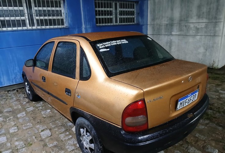 Polícia Militar recupera carro roubado após acidente no centro de Messias