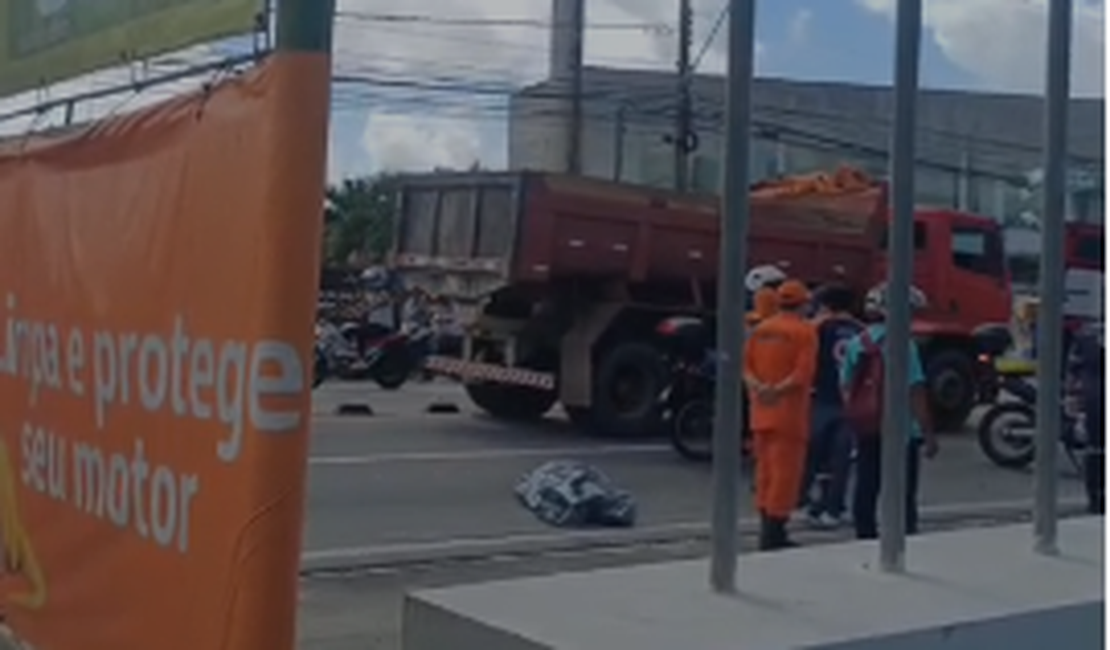 Mulher morre ao colidir moto contra poste na Avenida Menino Marcelo, em Maceió