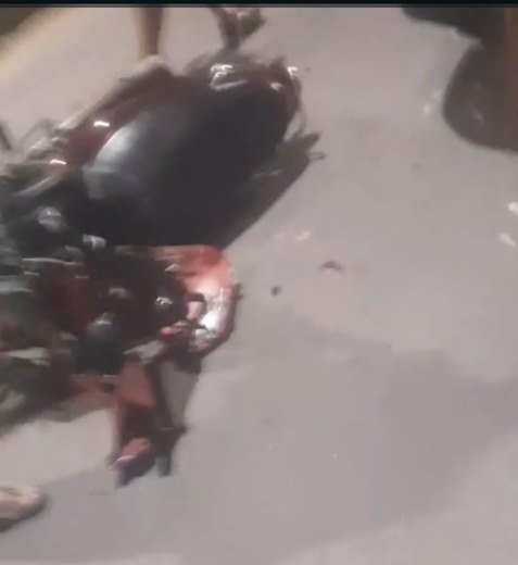 Suspeito fura abordagem, bate moto em carro no São Jorge e consegue fugir a pé