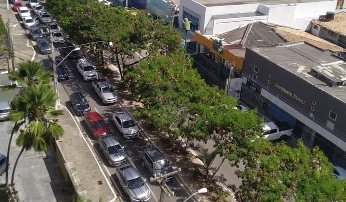 [Vídeo] Manifestantes pró-Bolsonaro fazem carreata em Maceió