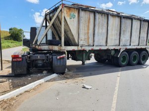 Motorista de caminhão desvia de carro e acidente é registrado em São Luís 