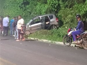 Motorista fica ferido após capotamento na ladeira de Fernão Velho, em Maceió