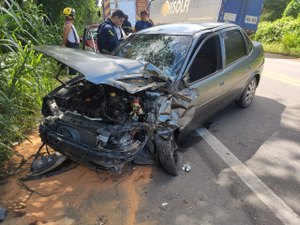 Acidente entre caminhão e carro deixa homem ferido no município de Satuba