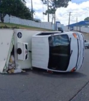 Caminhão tomba no meio de estrada e deixa dois feridos em Rio Largo