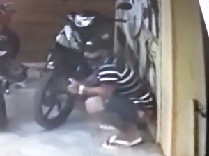 [Vídeo] Câmeras de segurança flagram homem furtando motocicleta, no Centro de Arapiraca