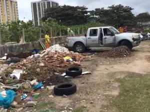 Vídeo: servidor é flagrado fazendo descarte irregular de resíduos com carro oficial