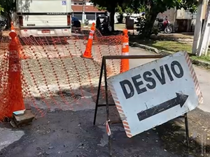 [Vídeo] Cratera é tapada de forma provisória na Travessa Isabele Gondim, na Jatiúca