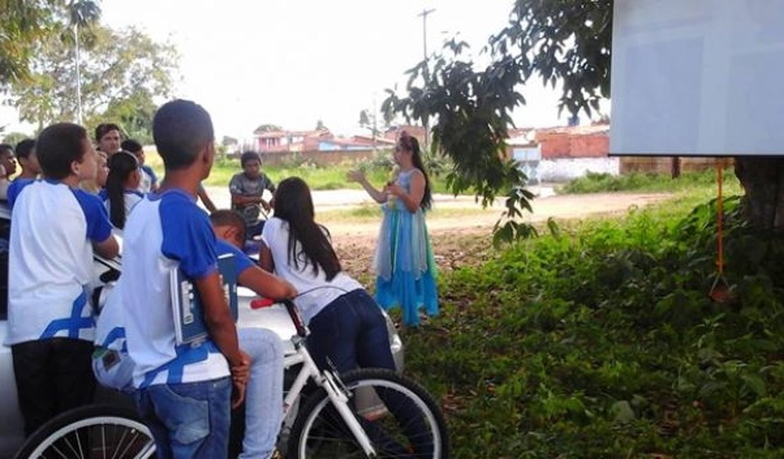 Professora da rede estadual ignora greve e ministra aula ao ar livre