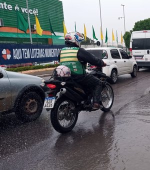 [Vídeo] Segunda-feira amanhece chuvosa em Arapiraca e trânsito fica congestionado
