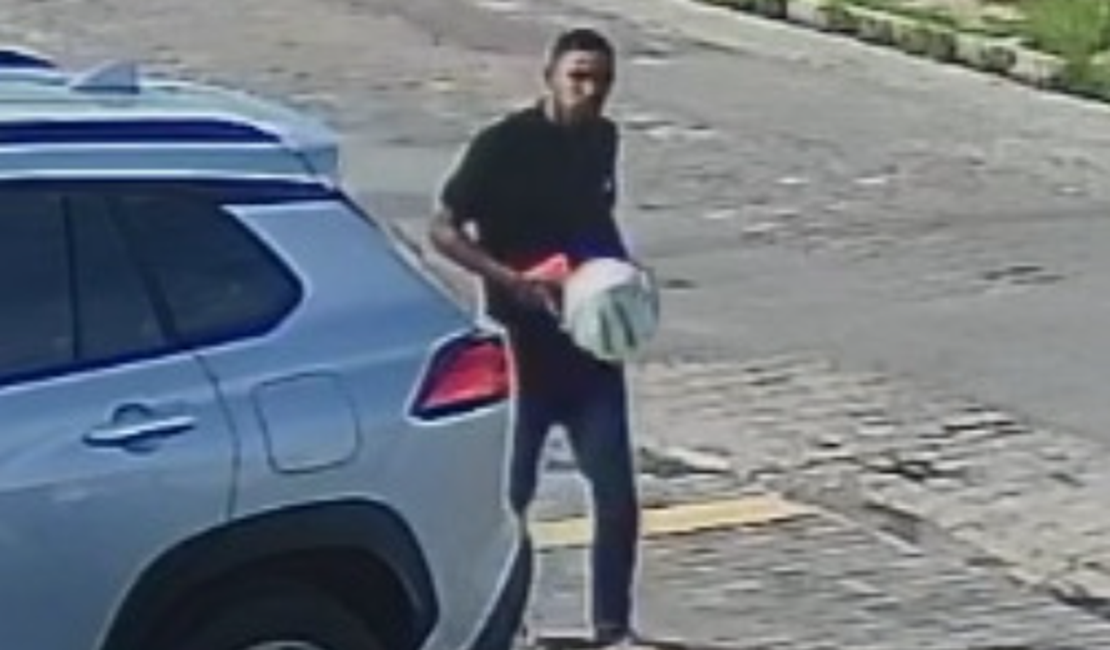 [Vídeo] Homem furta motocicleta em plena luz do dia no bairro do Poço, em Maceió
