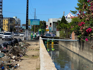Mangabeiras: operação retira toneladas de resíduos de canal
