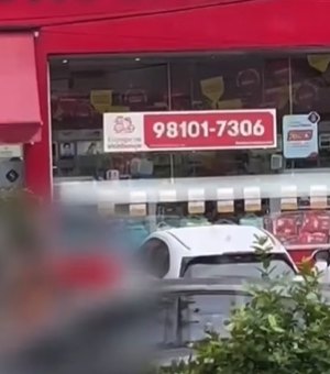 Mulher em surto é flagrada nua na Avenida Professor Sandoval Arroxelas