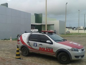 Mulher é atingida por bala perdida em rua de Arapiraca