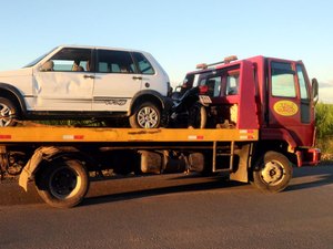 Condutor de carro fica ferido após colidir contra placa de sinalização na AL-110