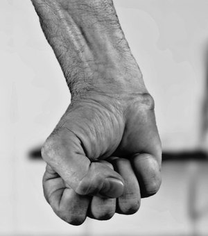 Homem é preso por agredir filhas e causar violência psicológica em Maceió