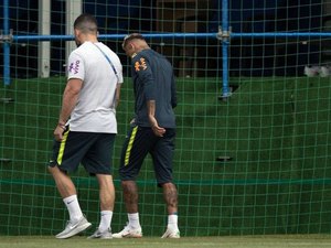 Neymar sente dores e, mancando, abandona treinamento da seleção