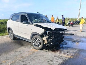 Carro tomba na rodovia AL-460 em Porto de Pedras