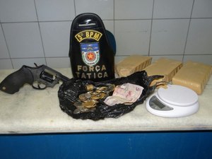 Durante operação, homem é preso com maconha, crack e arma de fogo