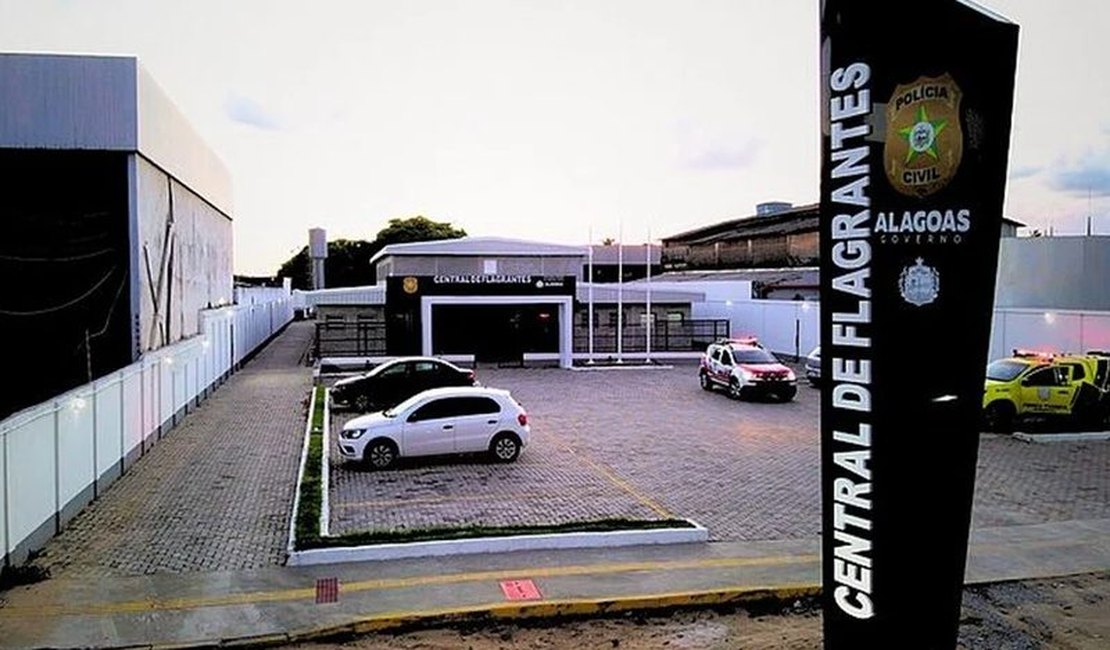 Homem é morto a facadas no quintal de residência em Rio Largo; companheira confessa crime