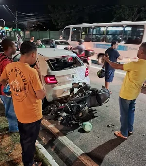 Colisão entre carro e moto deixa casal ferido na Av. Fernandes Lima