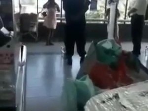 Mulher tira calcinha e usa como máscara ao ser impedida de entrar em mercado