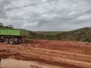 Cinco veículos ficam atolados na Ecovia Norte na manhã desta terça-feira (14)